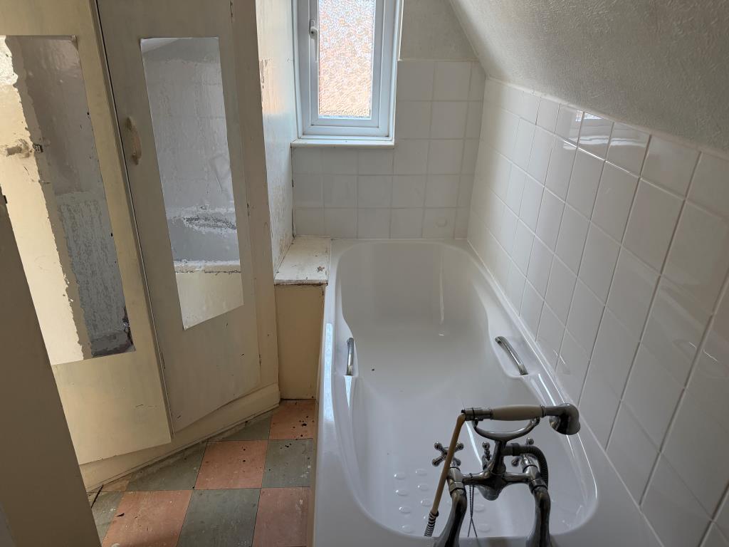 Lot: 170 - SEMI-DETACHED HOUSE IN NEED OF UPDATING - En-suite bathroom